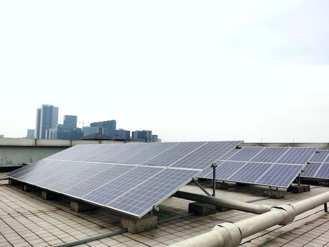 A row of solar panels sitting on top of roof